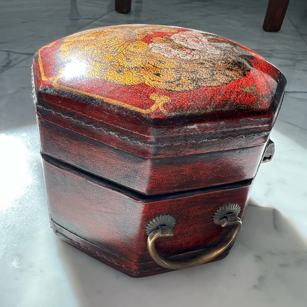 Vintage Chinese Octagonal Red Box with Peacock Depicted on Top - Picture 6 of 16
